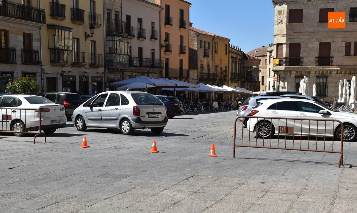 Foto 2 - Empieza a configurarse la ampliada pista de arena de la Plaza Mayor
