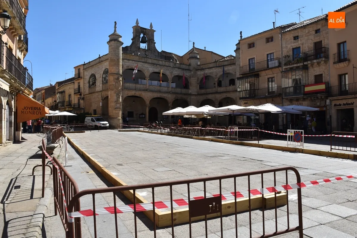 Foto 3 - Empieza a configurarse la ampliada pista de arena de la Plaza Mayor