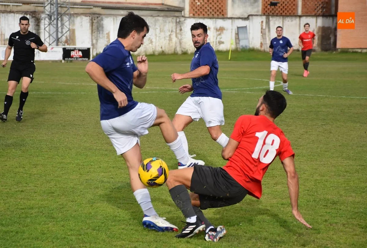 Foto 4 - El Ciudad Rodrigo pierde justo al final un intenso partido de m&aacute;s pruebas ante un rival liguero