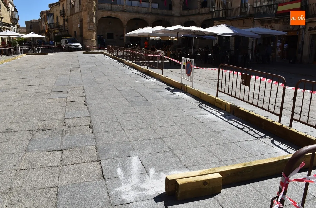 Foto 4 - Empieza a configurarse la ampliada pista de arena de la Plaza Mayor