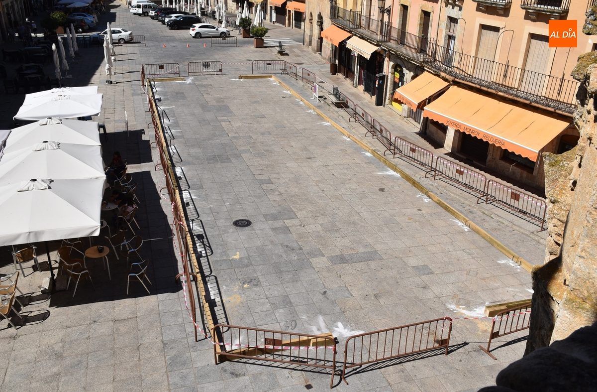 Empieza a configurarse la ampliada pista de arena de la Plaza Mayor