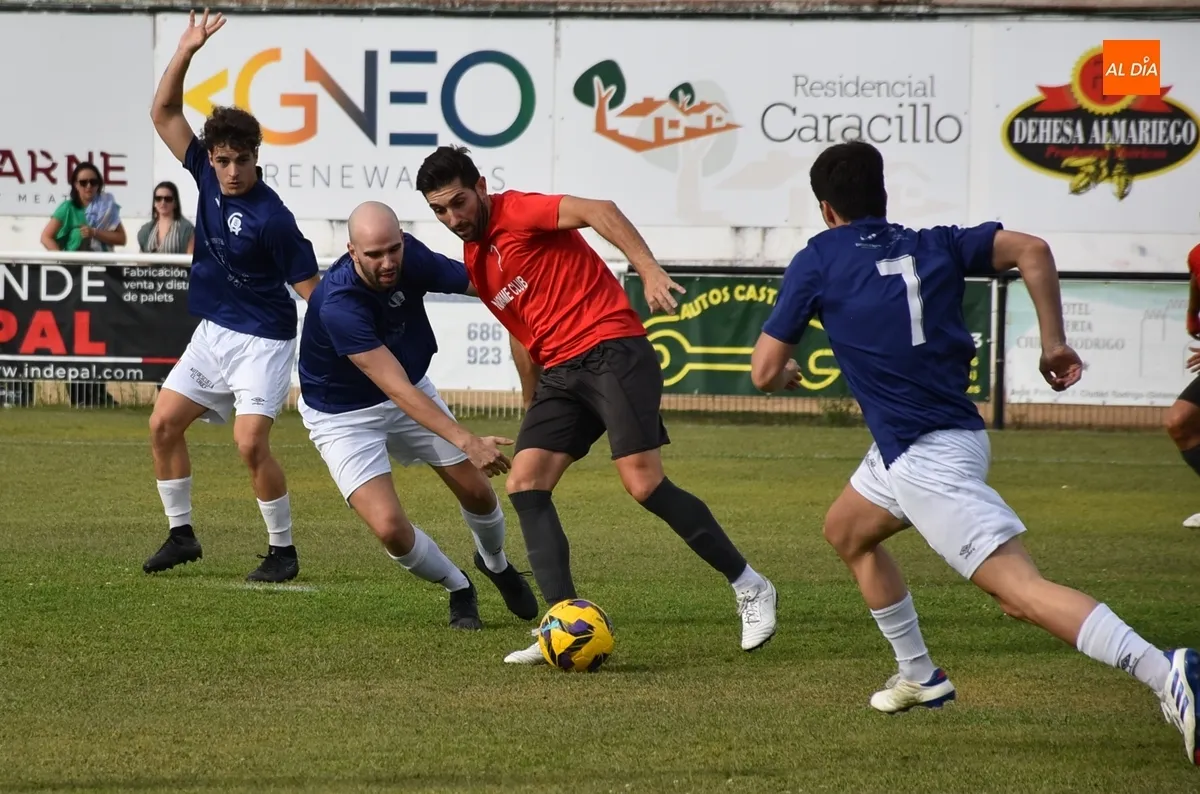 Foto 5 - El Ciudad Rodrigo pierde justo al final un intenso partido de m&aacute;s pruebas ante un rival liguero
