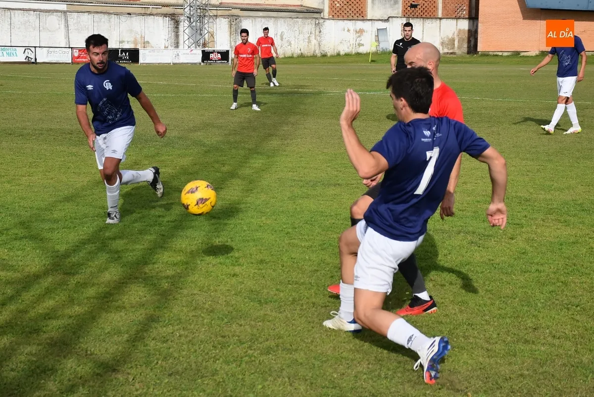 Foto 7 - El Ciudad Rodrigo pierde justo al final un intenso partido de m&aacute;s pruebas ante un rival liguero