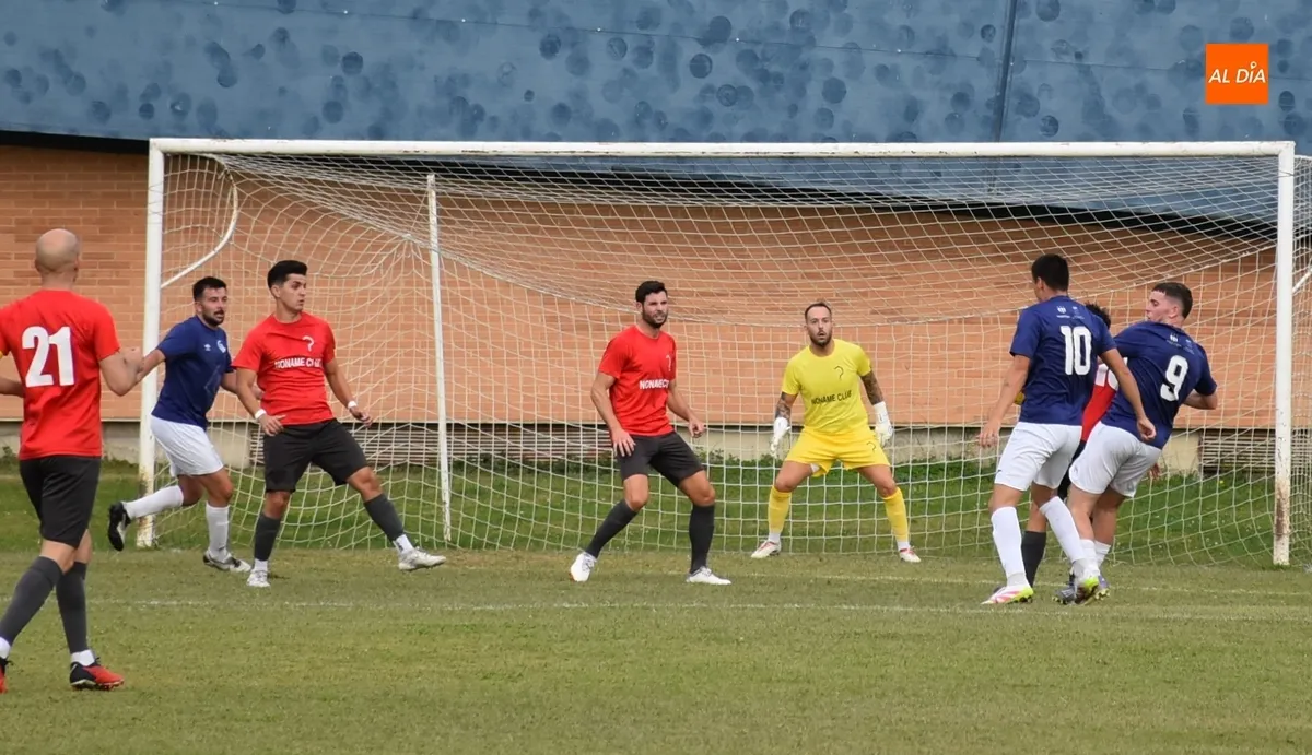 Foto 9 - El Ciudad Rodrigo pierde justo al final un intenso partido de m&aacute;s pruebas ante un rival liguero