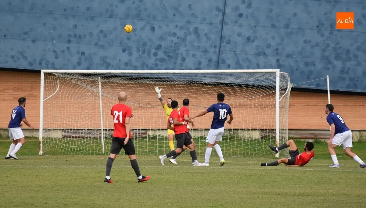 Foto 10 - El Ciudad Rodrigo pierde justo al final un intenso partido de m&aacute;s pruebas ante un rival liguero