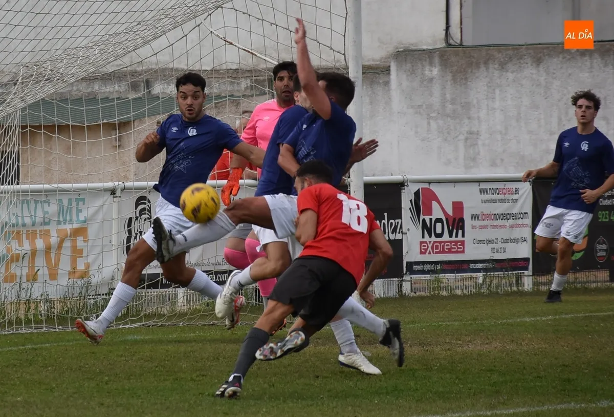 Foto 11 - El Ciudad Rodrigo pierde justo al final un intenso partido de m&aacute;s pruebas ante un rival liguero