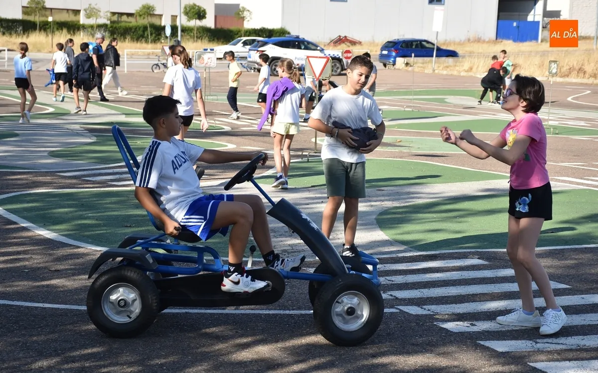 Foto 2 - Los alumnos de 6&ordm; de San Francisco aprenden seguridad vial subidos a karts a pedales