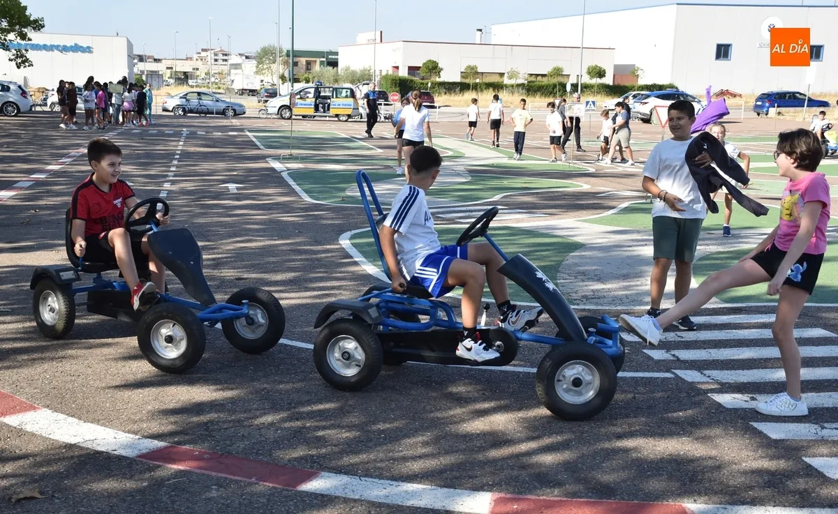 Foto 3 - Los alumnos de 6&ordm; de San Francisco aprenden seguridad vial subidos a karts a pedales