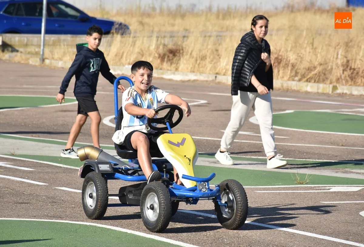 Foto 4 - Los alumnos de 6&ordm; de San Francisco aprenden seguridad vial subidos a karts a pedales