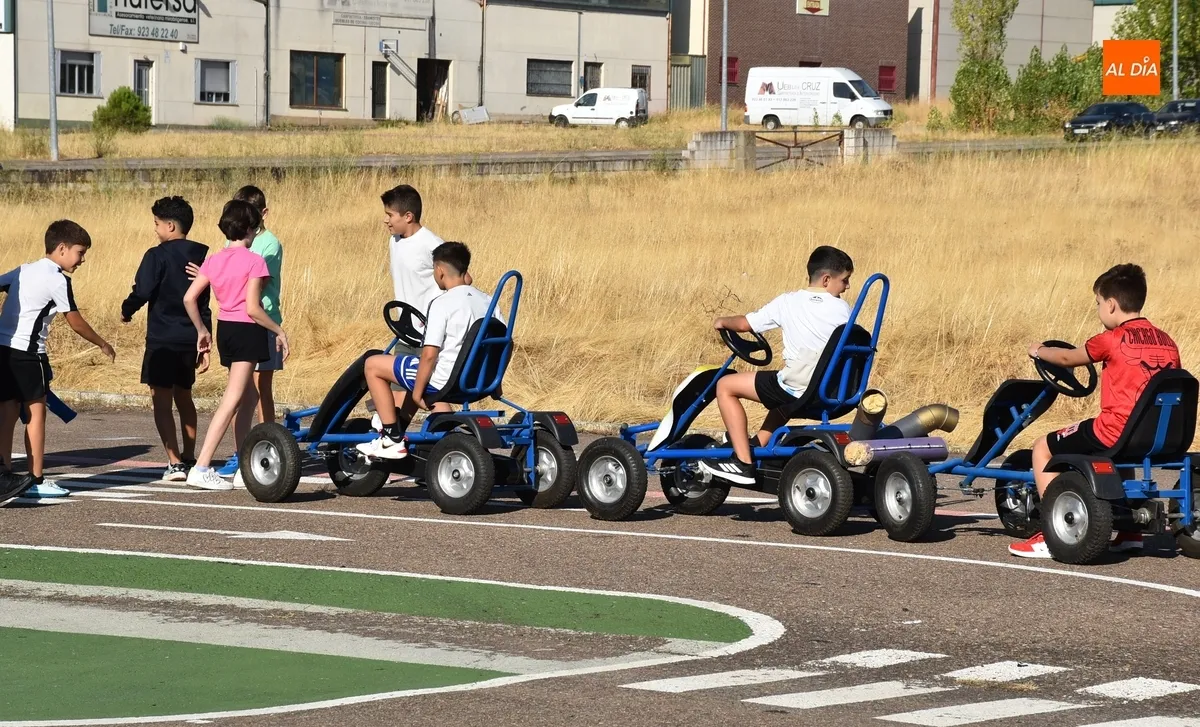 Foto 5 - Los alumnos de 6&ordm; de San Francisco aprenden seguridad vial subidos a karts a pedales