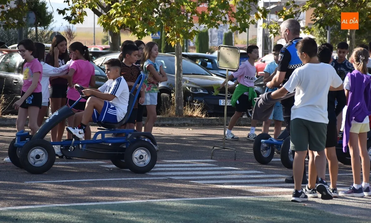 Foto 6 - Los alumnos de 6&ordm; de San Francisco aprenden seguridad vial subidos a karts a pedales