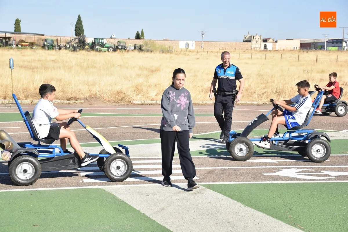 Foto 8 - Los alumnos de 6&ordm; de San Francisco aprenden seguridad vial subidos a karts a pedales