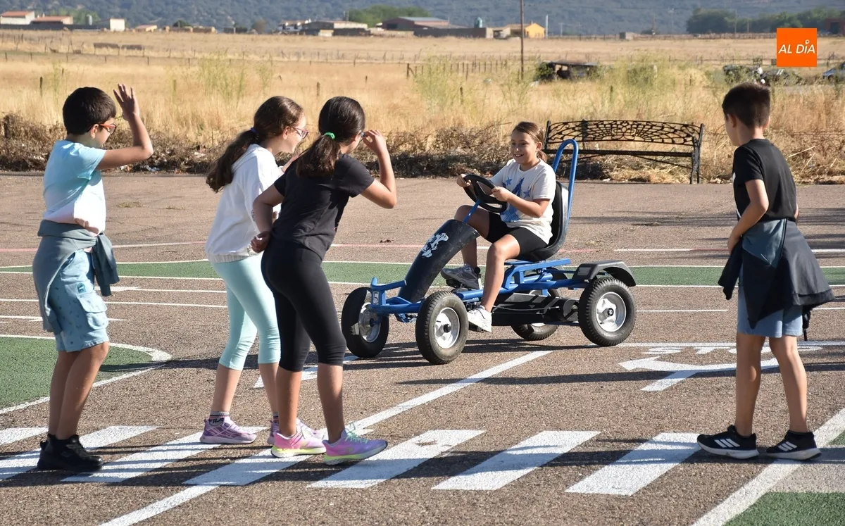 Foto 10 - Los alumnos de 6&ordm; de San Francisco aprenden seguridad vial subidos a karts a pedales