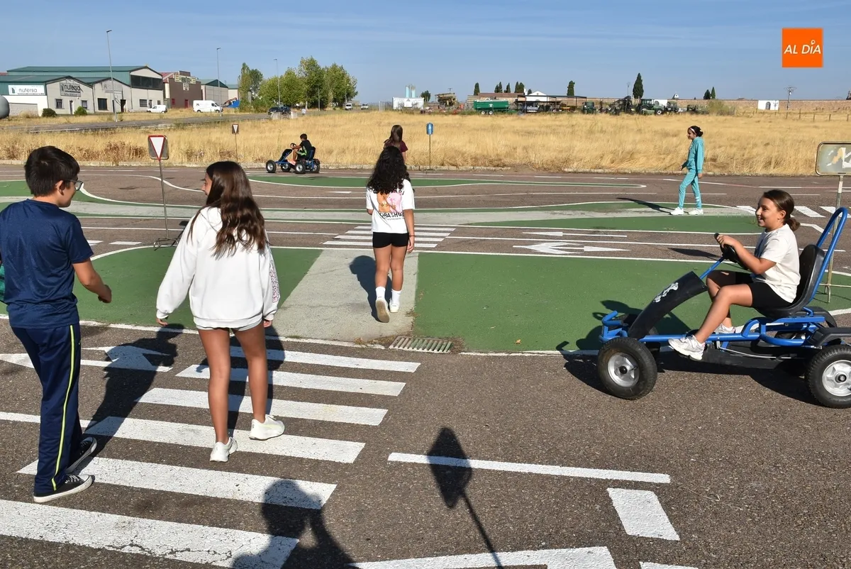 Foto 11 - Los alumnos de 6&ordm; de San Francisco aprenden seguridad vial subidos a karts a pedales