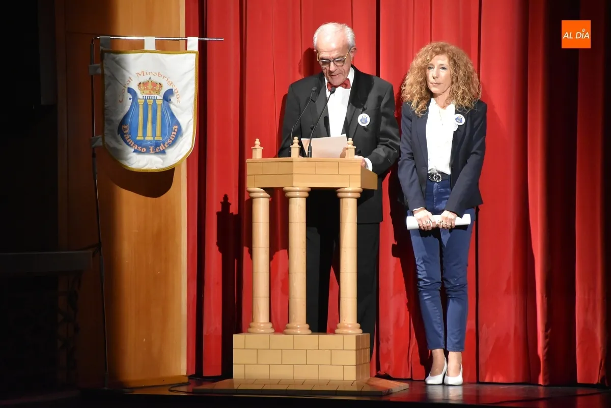 Foto 3 - Vibrante encuentro promovido por la Coral D&aacute;maso Ledesma, que homenaje&oacute; a uno de sus miembros