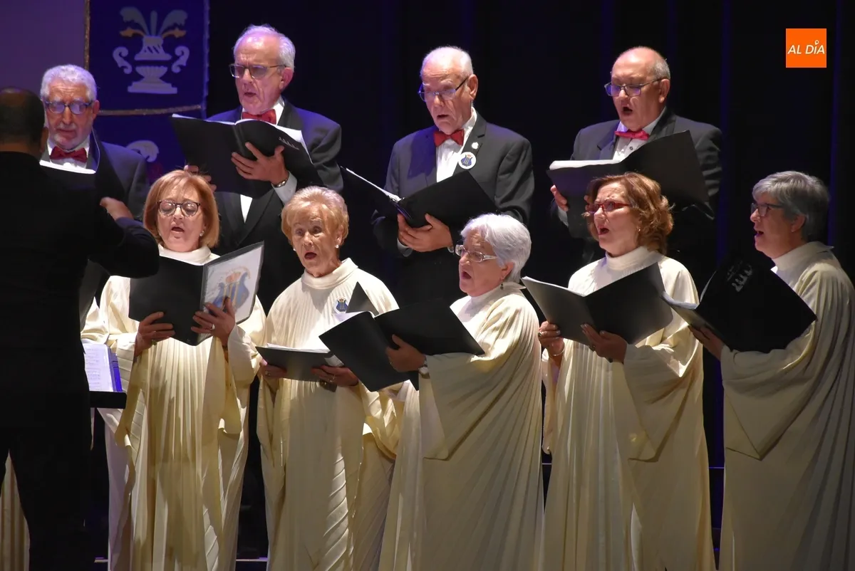 Foto 5 - Vibrante encuentro promovido por la Coral D&aacute;maso Ledesma, que homenaje&oacute; a uno de sus miembros