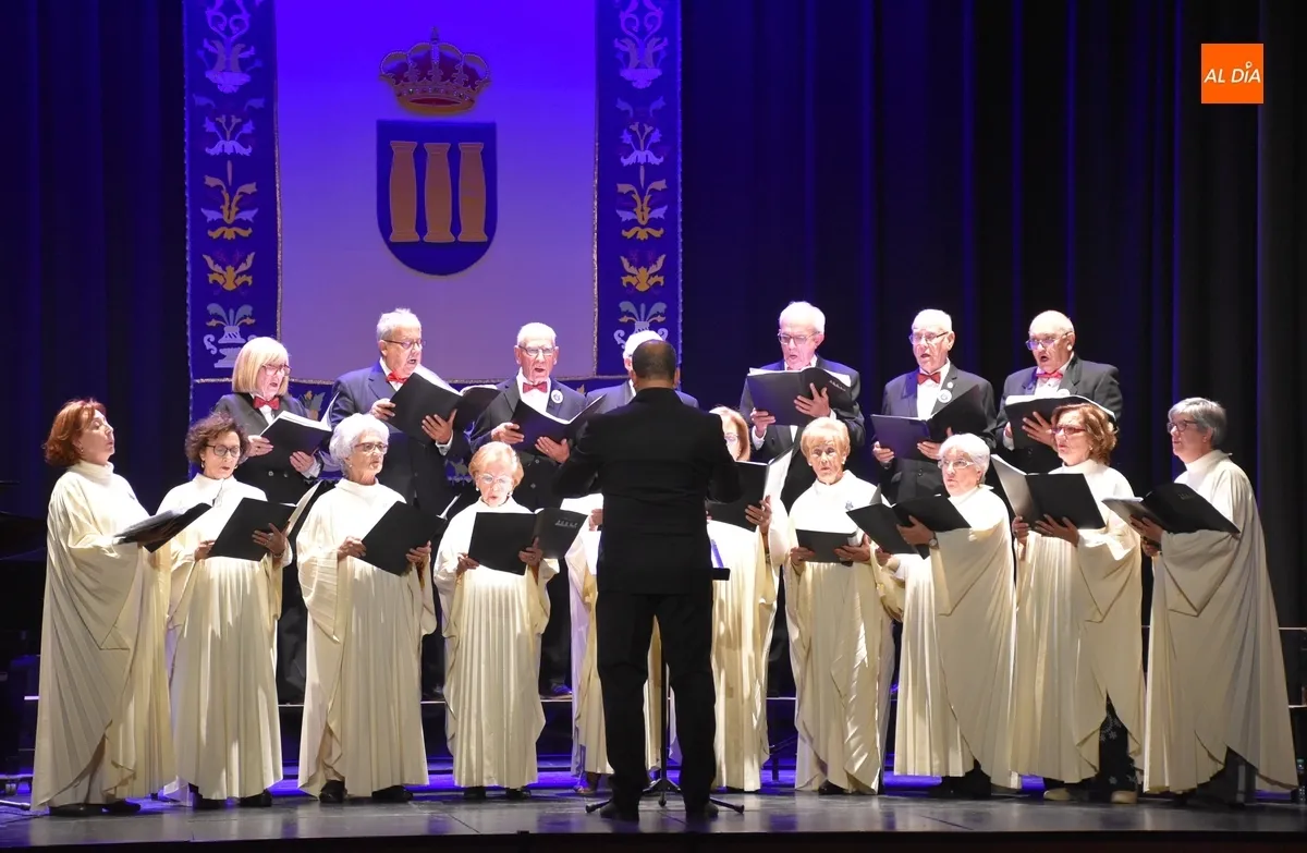 Foto 6 - Vibrante encuentro promovido por la Coral D&aacute;maso Ledesma, que homenaje&oacute; a uno de sus miembros