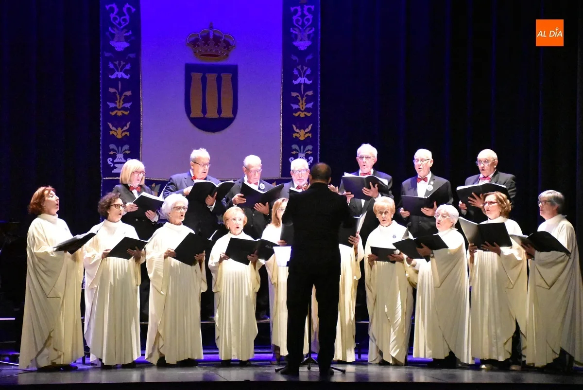 Foto 7 - Vibrante encuentro promovido por la Coral D&aacute;maso Ledesma, que homenaje&oacute; a uno de sus miembros