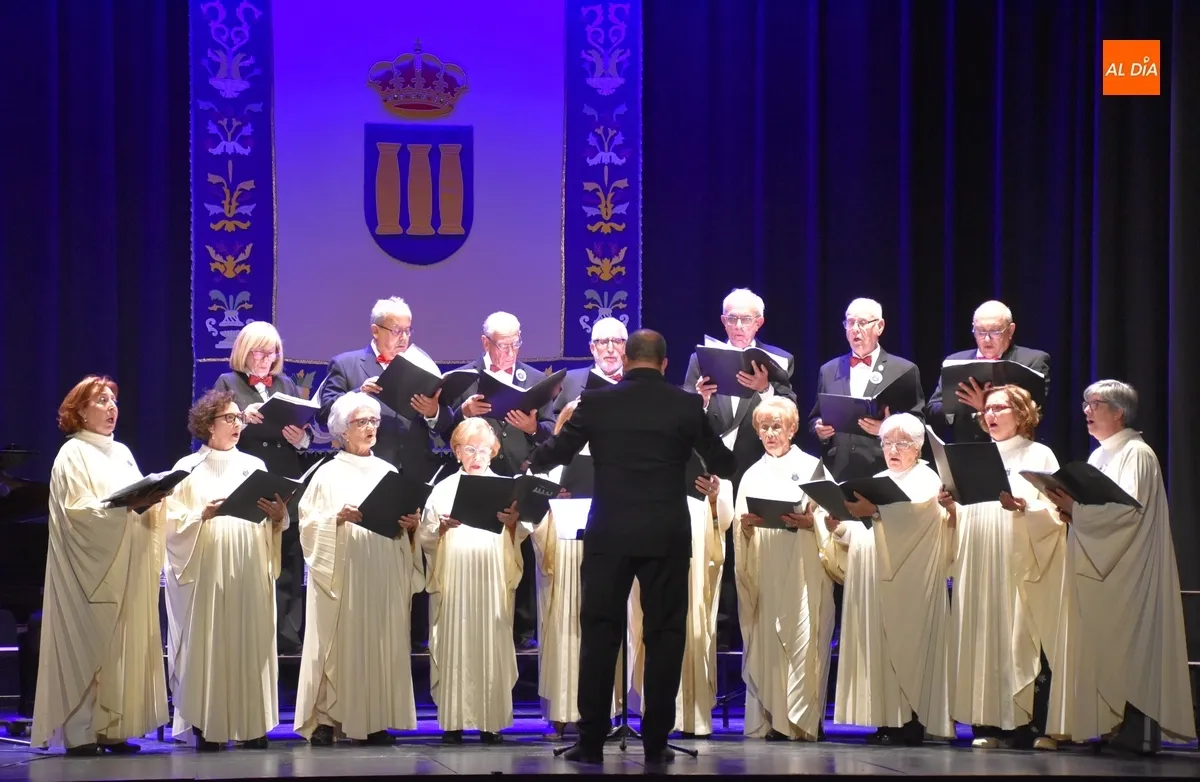 Foto 8 - Vibrante encuentro promovido por la Coral D&aacute;maso Ledesma, que homenaje&oacute; a uno de sus miembros