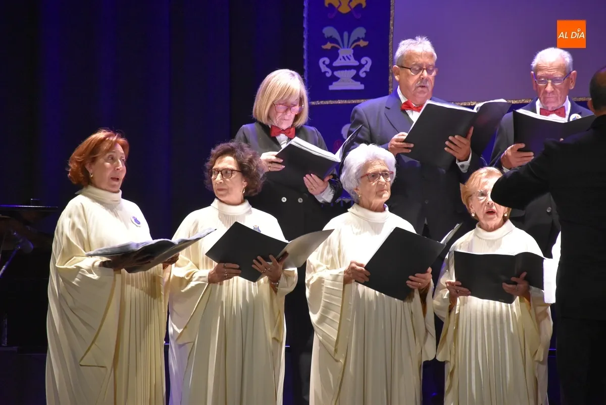 Foto 9 - Vibrante encuentro promovido por la Coral D&aacute;maso Ledesma, que homenaje&oacute; a uno de sus miembros