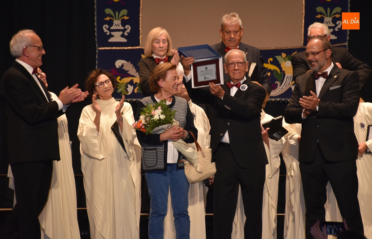 Vibrante encuentro promovido por la Coral Dámaso Ledesma, que homenajeó a uno de sus miembros