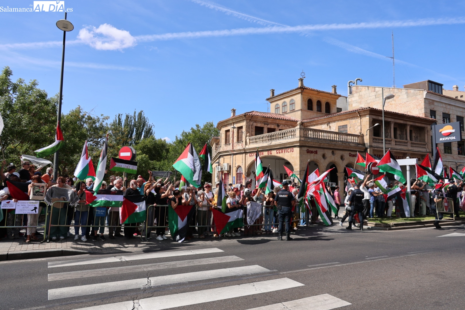 FOTOS | Los manifestantes pro-Palestina aguardan al pelotón de La Vuelta 2025 a su paso por Rector Esperabé entre medidas de seguridad