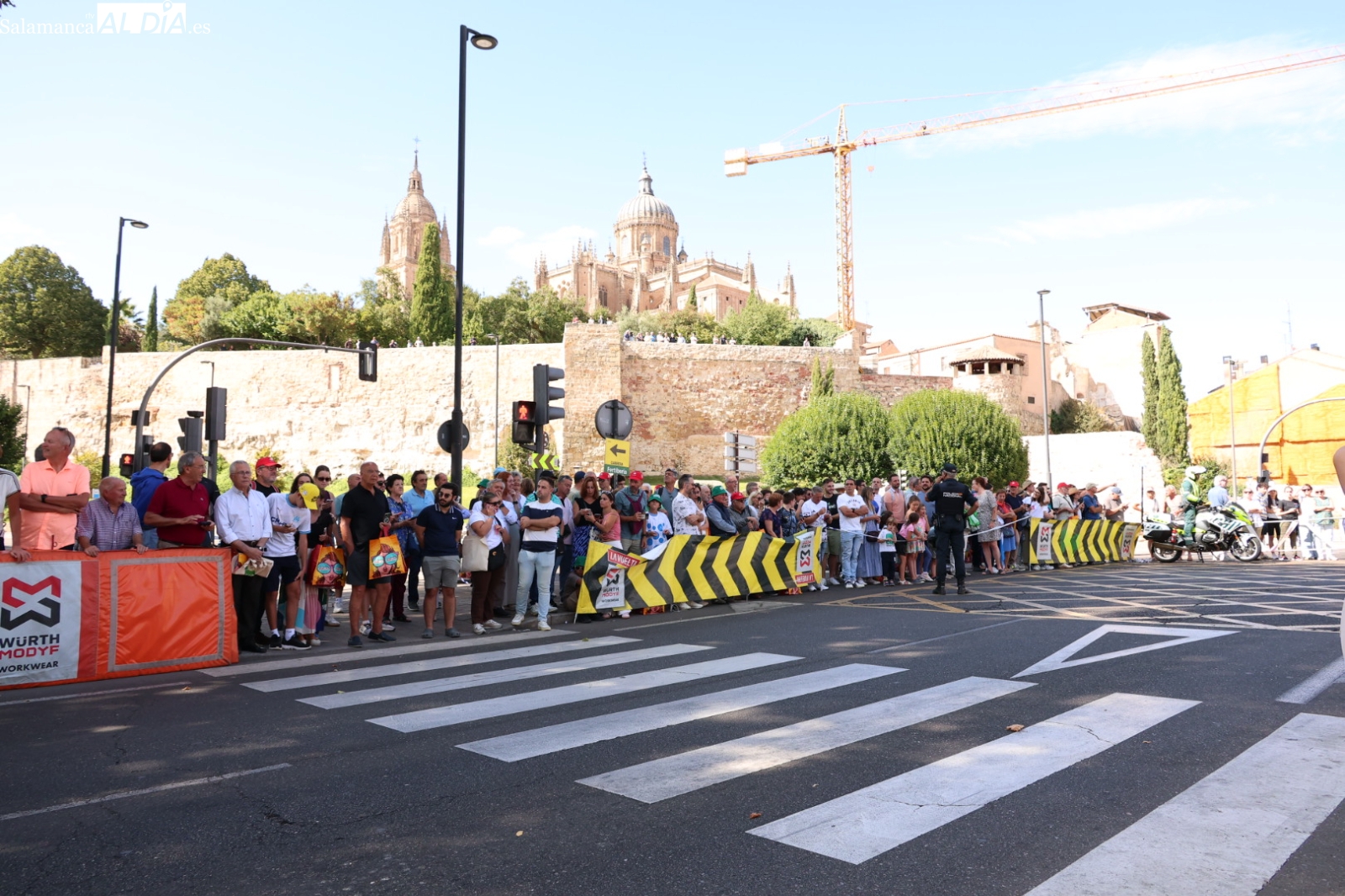 Gran respuesta de los salmantinos al paso de La Vuelta 2025: colorido en las calles, griterío y halagos desde la televisión