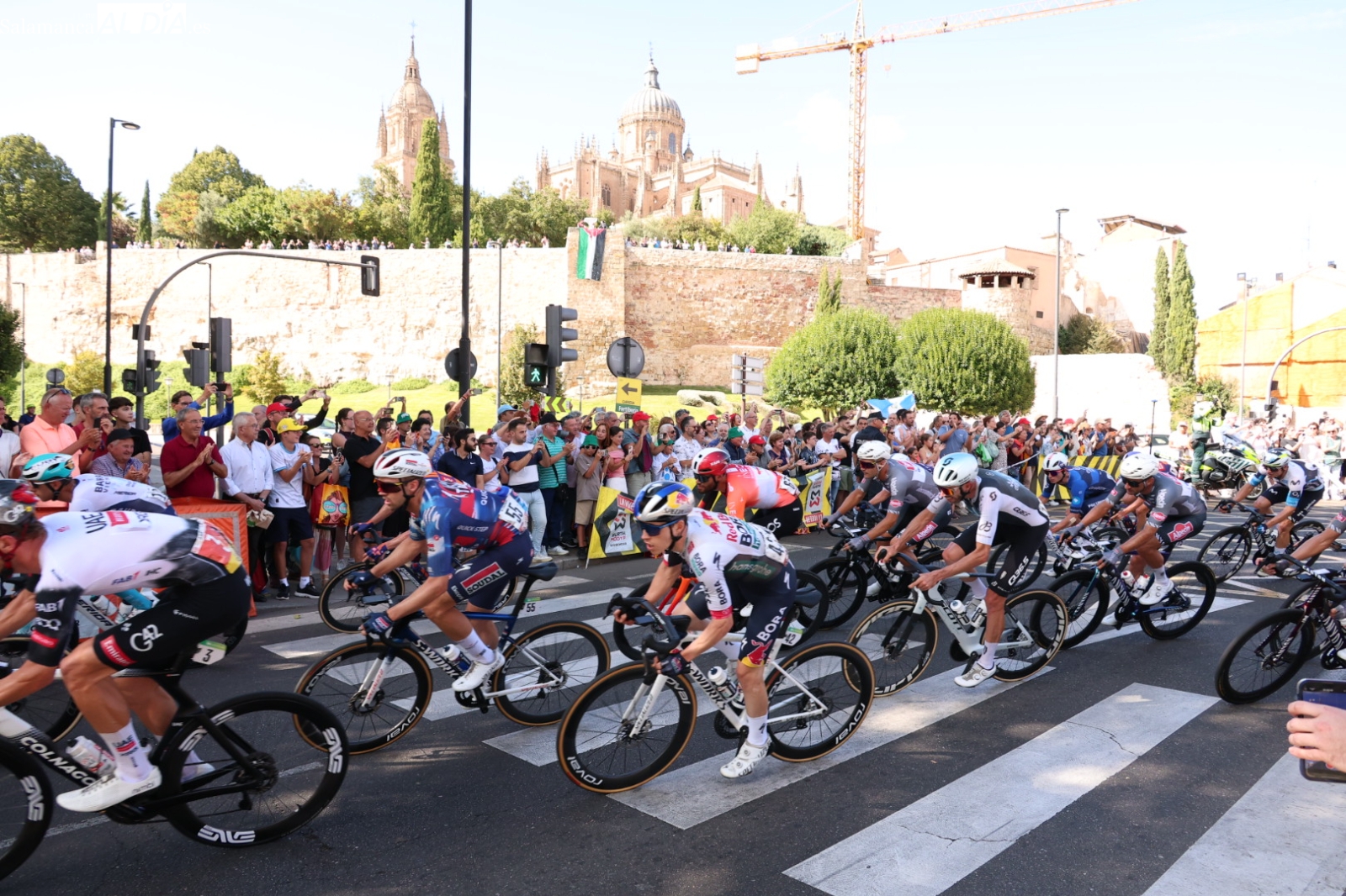 FOTOS Y VÍDEO | Salamanca se entusiasma con el regreso de La Vuelta a España por sus calles y las protestas pro-Palestina acaparan la atención