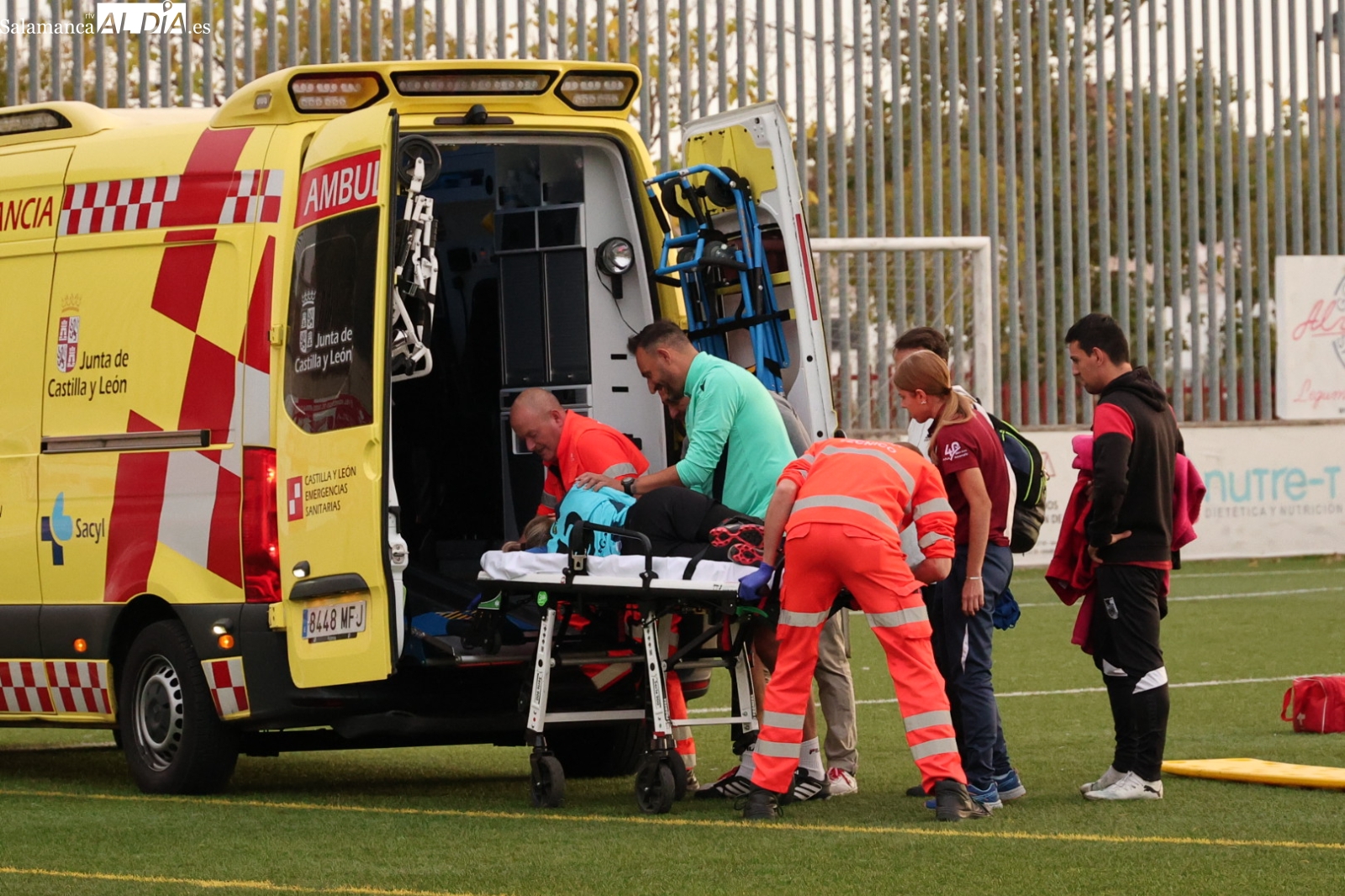 FOTOS | La portera del Navega femenino, trasladada al Hospital en ambulancia por un duro golpe que obliga a parar el partido más de media hora