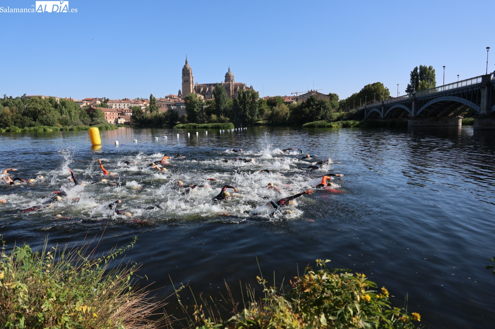 FOTOS | Salamanca acoge el Campeonato de Castilla y León de Acuatlón en el río Tormes durante las Ferias