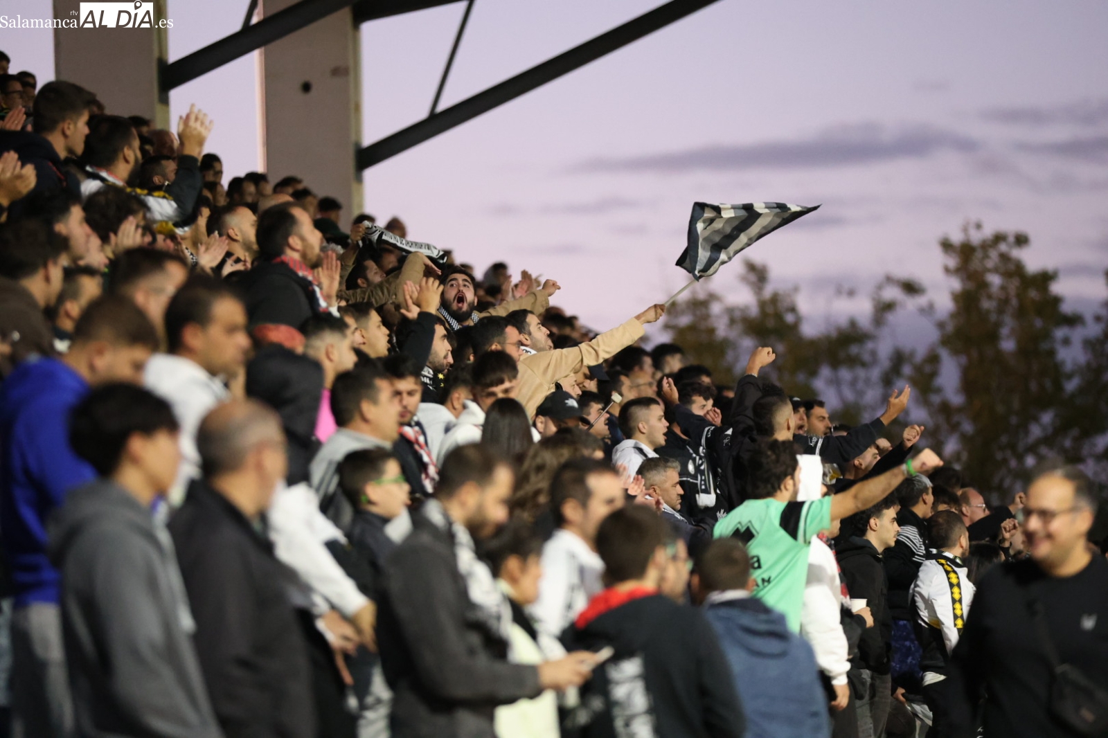 FOTOS | Frío ambiente en el Reina Sofía para el Unionistas - Avilés: mal horario, toros y fresco en las gradas