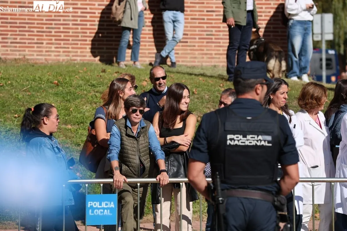 La reina Letizia, recibida en Salamanca entre gritos de '¡Viva la Reina!' y '¡Viva España!' | FOTOS: David Sañudo 