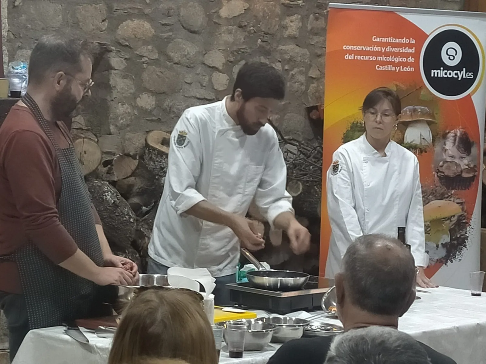 Foto 6 - M&aacute;s de un centenar de personas aprenden a cocinar con setas en los talleres de la Diputaci&oacute;n