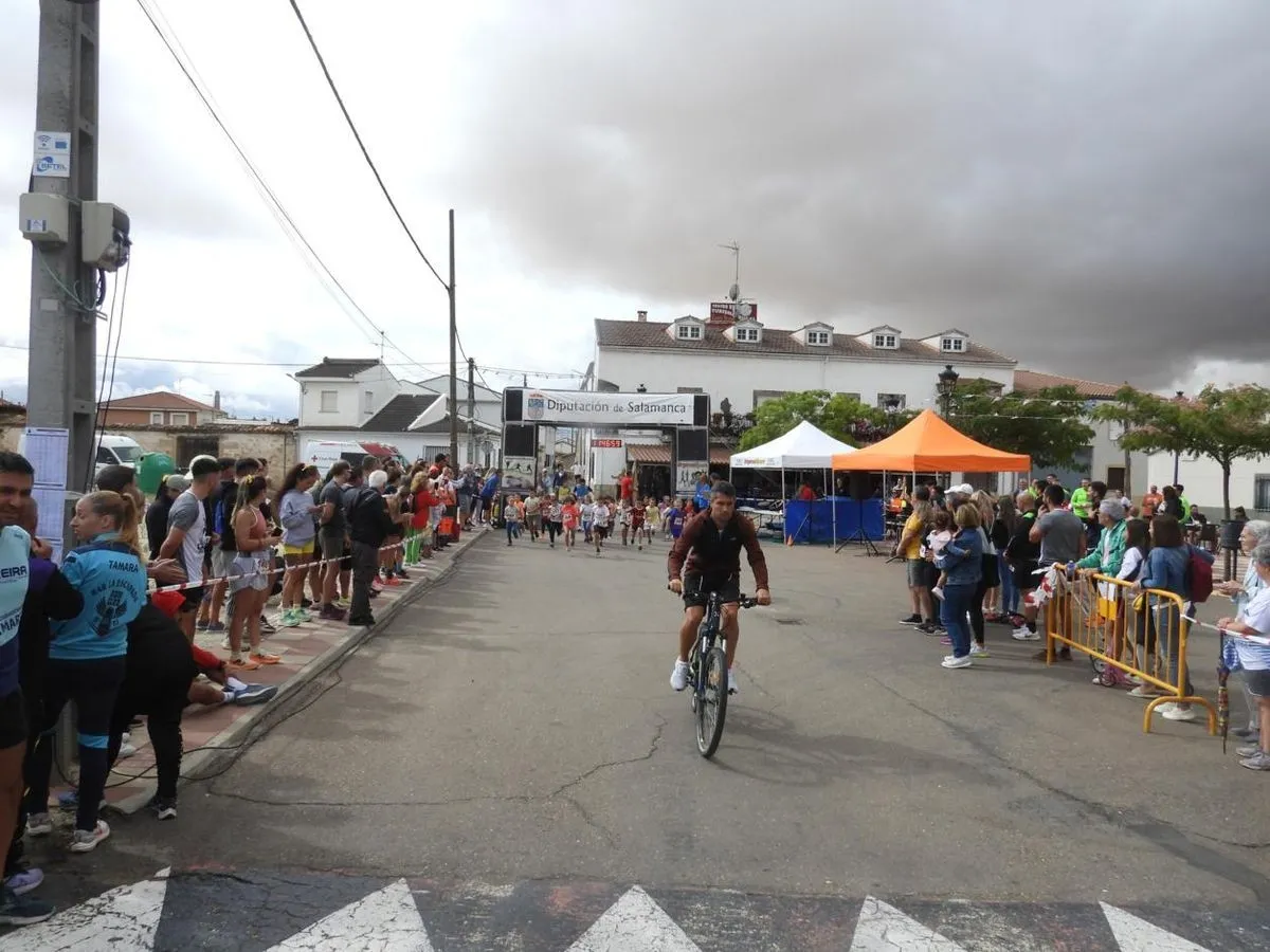 Foto 18 - FOTOS | Iv&aacute;n Roade y Ver&oacute;nica Rodr&iacute;guez se imponen en un exitoso y solidario XI Cross de Pelabravo