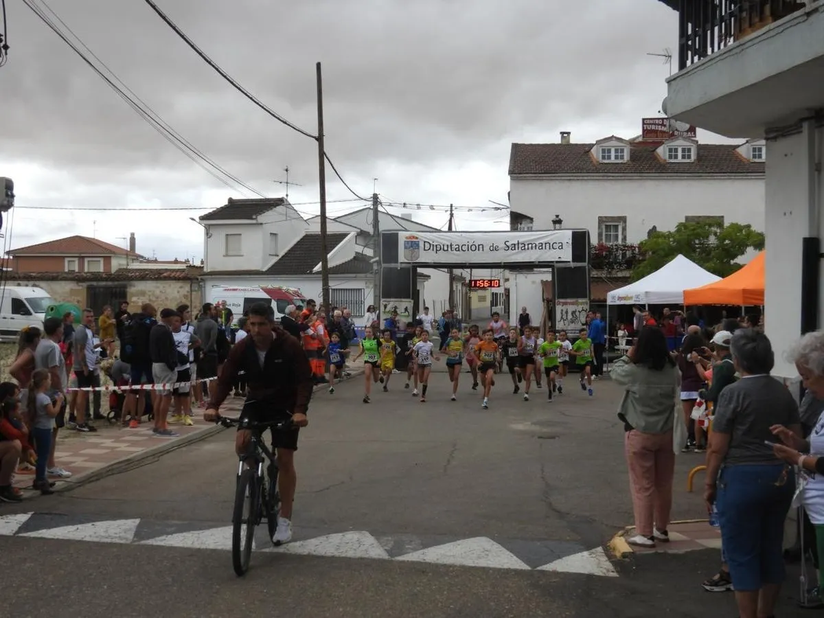 Foto 14 - FOTOS | Iv&aacute;n Roade y Ver&oacute;nica Rodr&iacute;guez se imponen en un exitoso y solidario XI Cross de Pelabravo