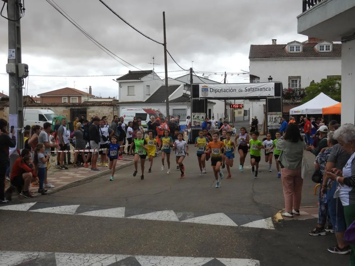 Foto 13 - FOTOS | Iv&aacute;n Roade y Ver&oacute;nica Rodr&iacute;guez se imponen en un exitoso y solidario XI Cross de Pelabravo