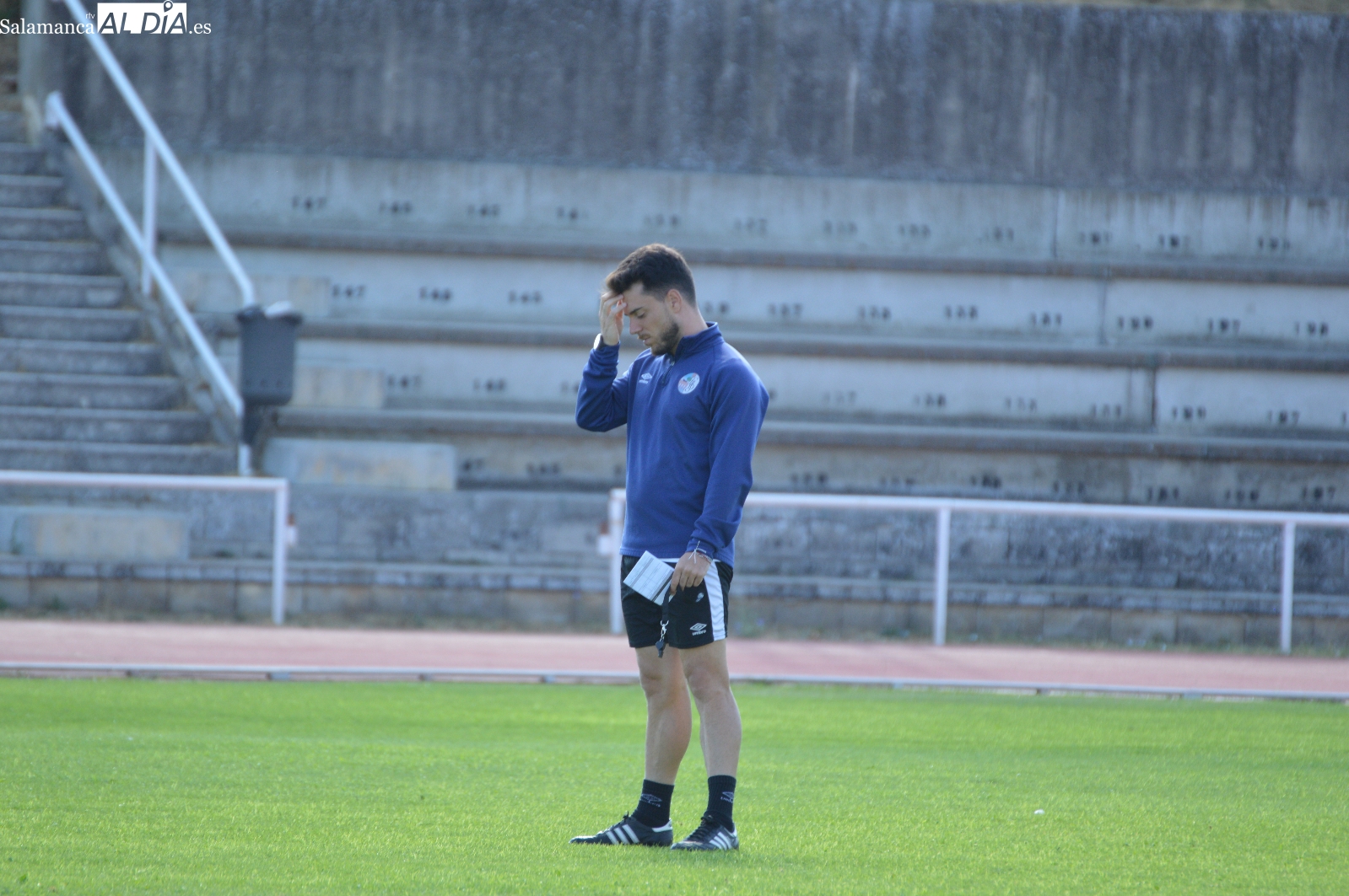 Jorge García se pone serio en el entrenamiento del Salamanca UDS: Hay que sufrir. No podemos estar 8 minutos sin el balón