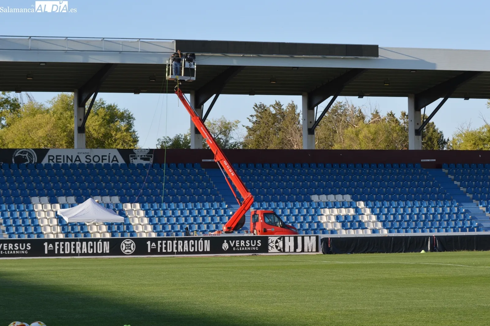Foto 2 - Ra&uacute;l Fuentes, t&eacute;cnico del Divisi&oacute;n de Honor, y Turi, preparador de porteros, toman el testigo de Oriol Riera en el entrenamiento de Unionistas