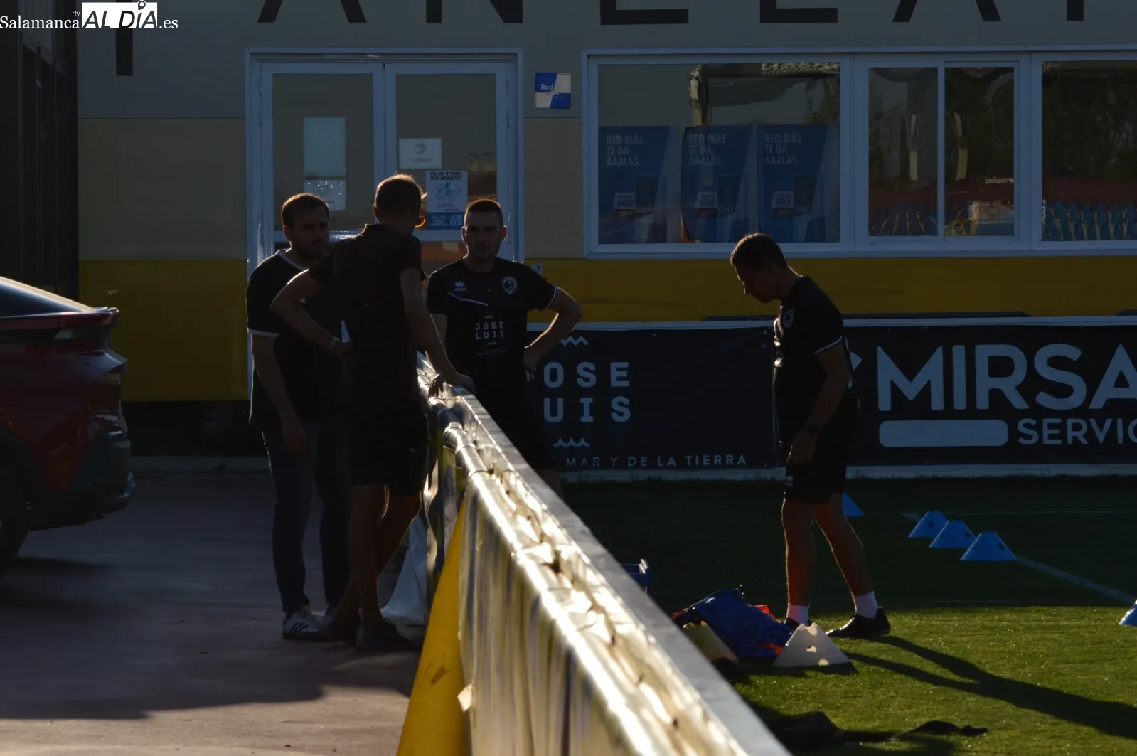 Foto 3 - Ra&uacute;l Fuentes, t&eacute;cnico del Divisi&oacute;n de Honor, y Turi, preparador de porteros, toman el testigo de Oriol Riera en el entrenamiento de Unionistas