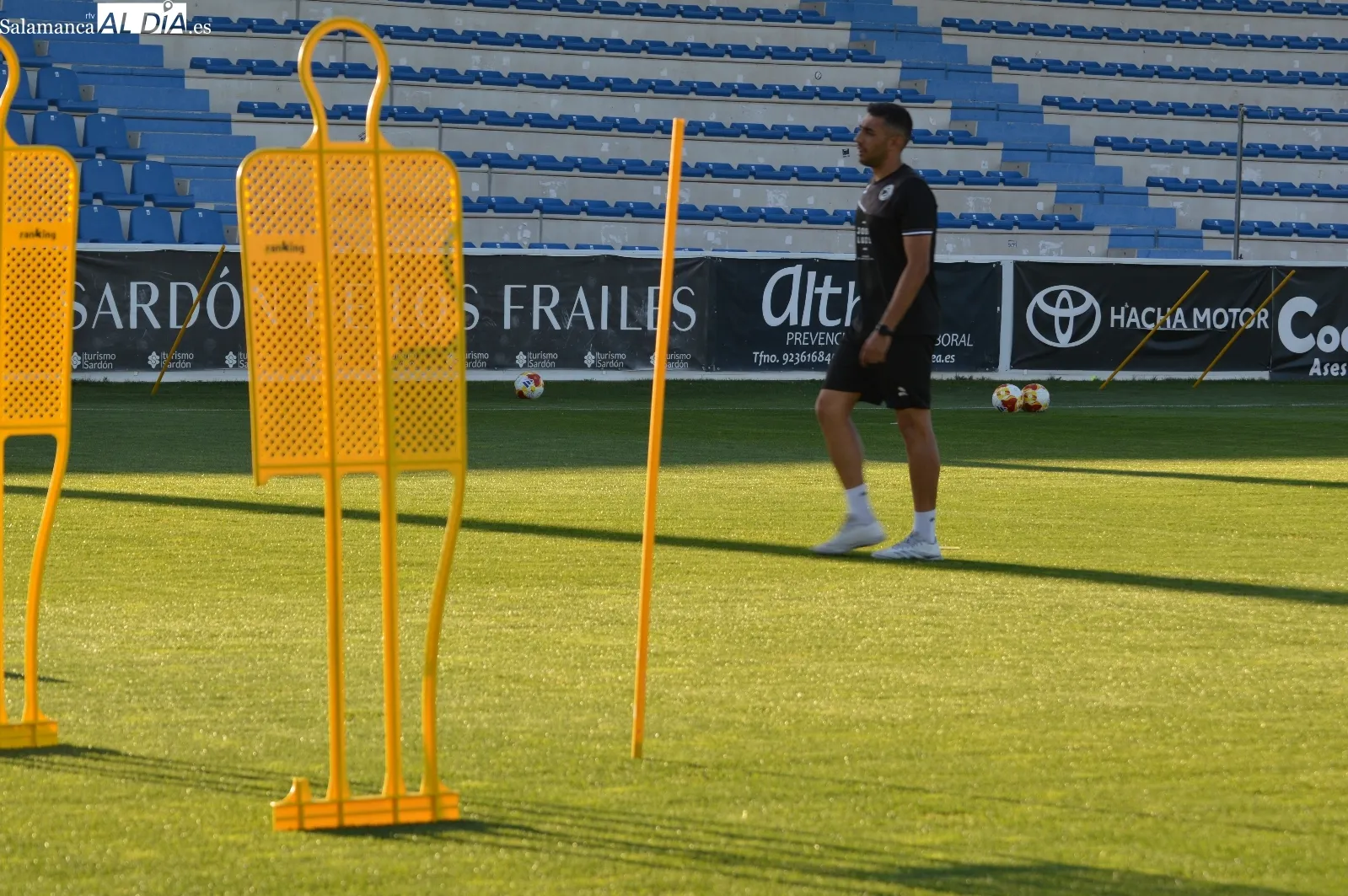 Foto 4 - Ra&uacute;l Fuentes, t&eacute;cnico del Divisi&oacute;n de Honor, y Turi, preparador de porteros, toman el testigo de Oriol Riera en el entrenamiento de Unionistas