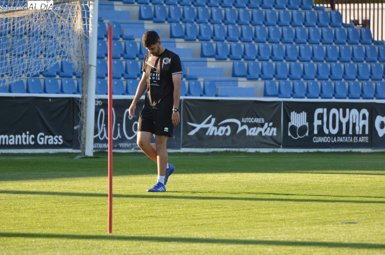Foto 5 - Ra&uacute;l Fuentes, t&eacute;cnico del Divisi&oacute;n de Honor, y Turi, preparador de porteros, toman el testigo de Oriol Riera en el entrenamiento de Unionistas
