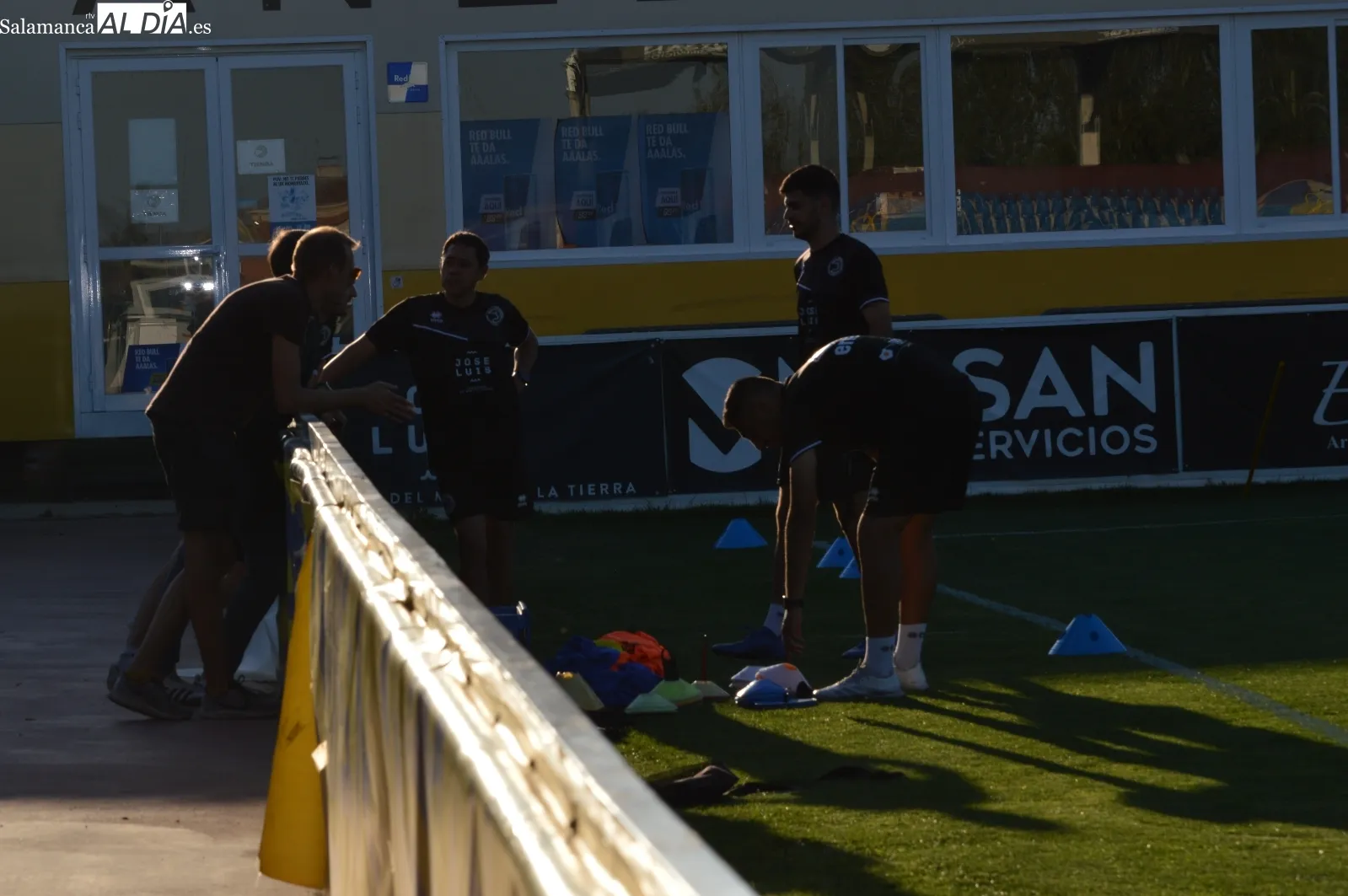 Foto 6 - Ra&uacute;l Fuentes, t&eacute;cnico del Divisi&oacute;n de Honor, y Turi, preparador de porteros, toman el testigo de Oriol Riera en el entrenamiento de Unionistas