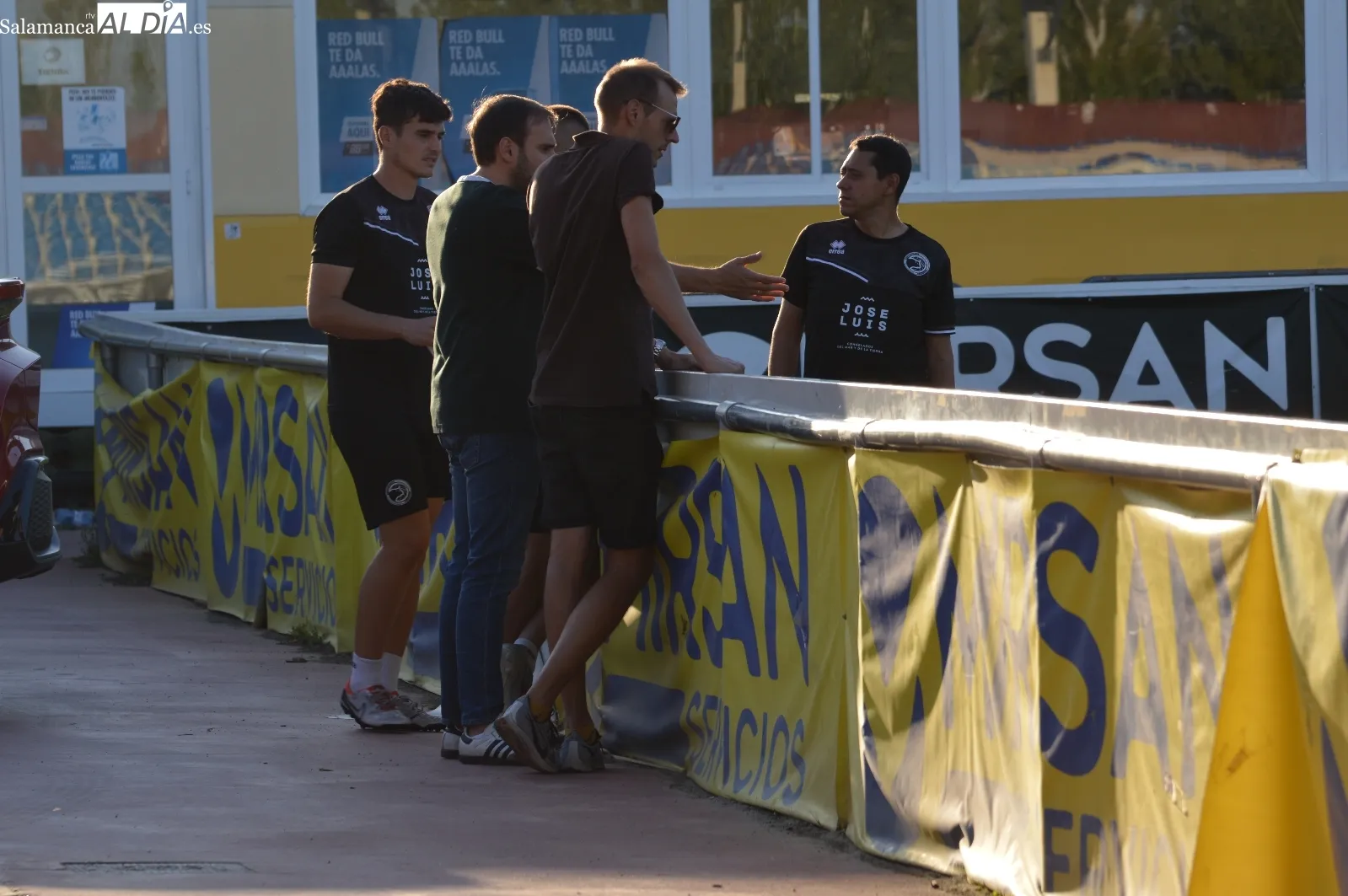 Foto 7 - Ra&uacute;l Fuentes, t&eacute;cnico del Divisi&oacute;n de Honor, y Turi, preparador de porteros, toman el testigo de Oriol Riera en el entrenamiento de Unionistas
