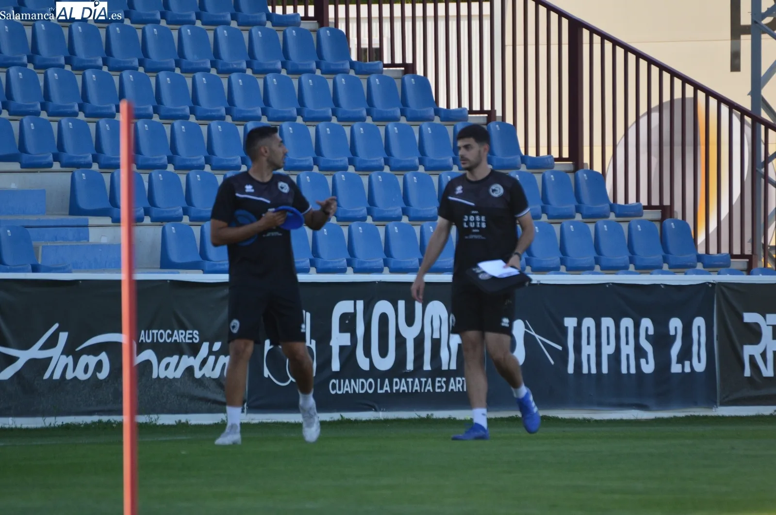 Foto 8 - Ra&uacute;l Fuentes, t&eacute;cnico del Divisi&oacute;n de Honor, y Turi, preparador de porteros, toman el testigo de Oriol Riera en el entrenamiento de Unionistas