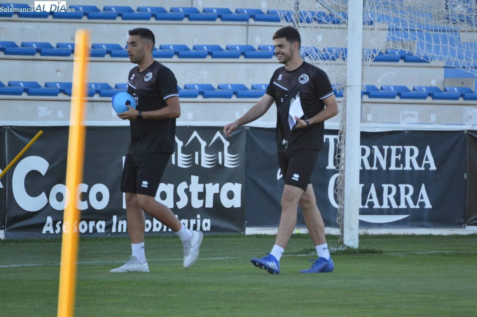 Foto 9 - Ra&uacute;l Fuentes, t&eacute;cnico del Divisi&oacute;n de Honor, y Turi, preparador de porteros, toman el testigo de Oriol Riera en el entrenamiento de Unionistas