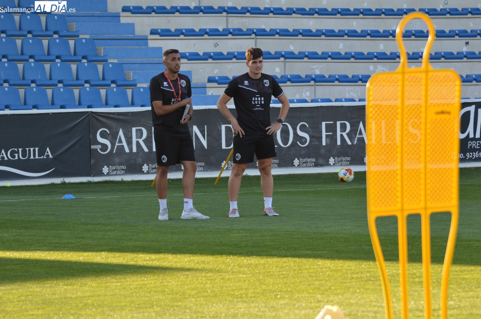 Raúl Fuentes, técnico del División de Honor, y Turi, preparador de porteros, toman el testigo de Oriol Riera en el entrenamiento de Unionistas