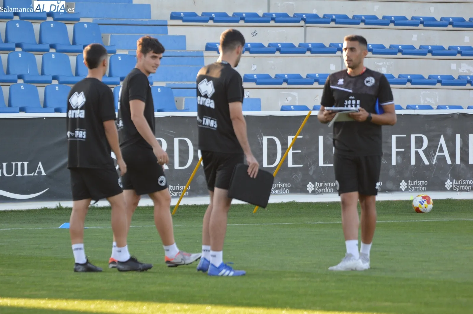 Foto 11 - Ra&uacute;l Fuentes, t&eacute;cnico del Divisi&oacute;n de Honor, y Turi, preparador de porteros, toman el testigo de Oriol Riera en el entrenamiento de Unionistas