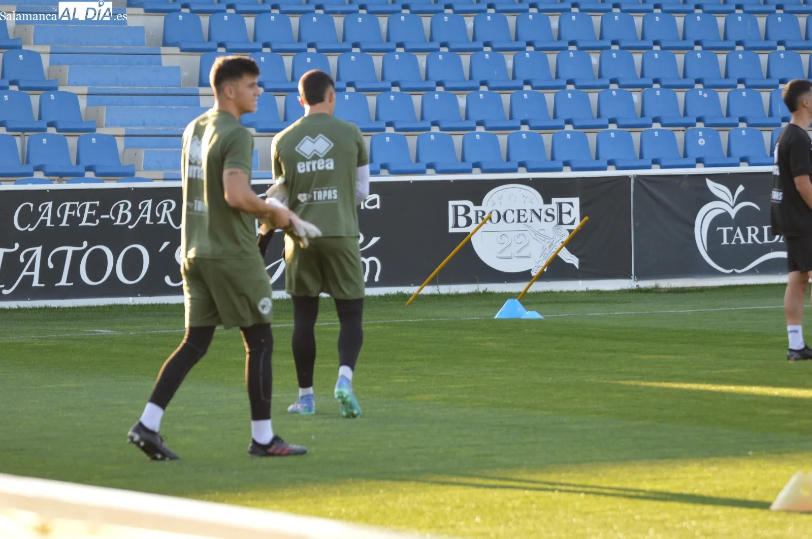 Foto 12 - Ra&uacute;l Fuentes, t&eacute;cnico del Divisi&oacute;n de Honor, y Turi, preparador de porteros, toman el testigo de Oriol Riera en el entrenamiento de Unionistas