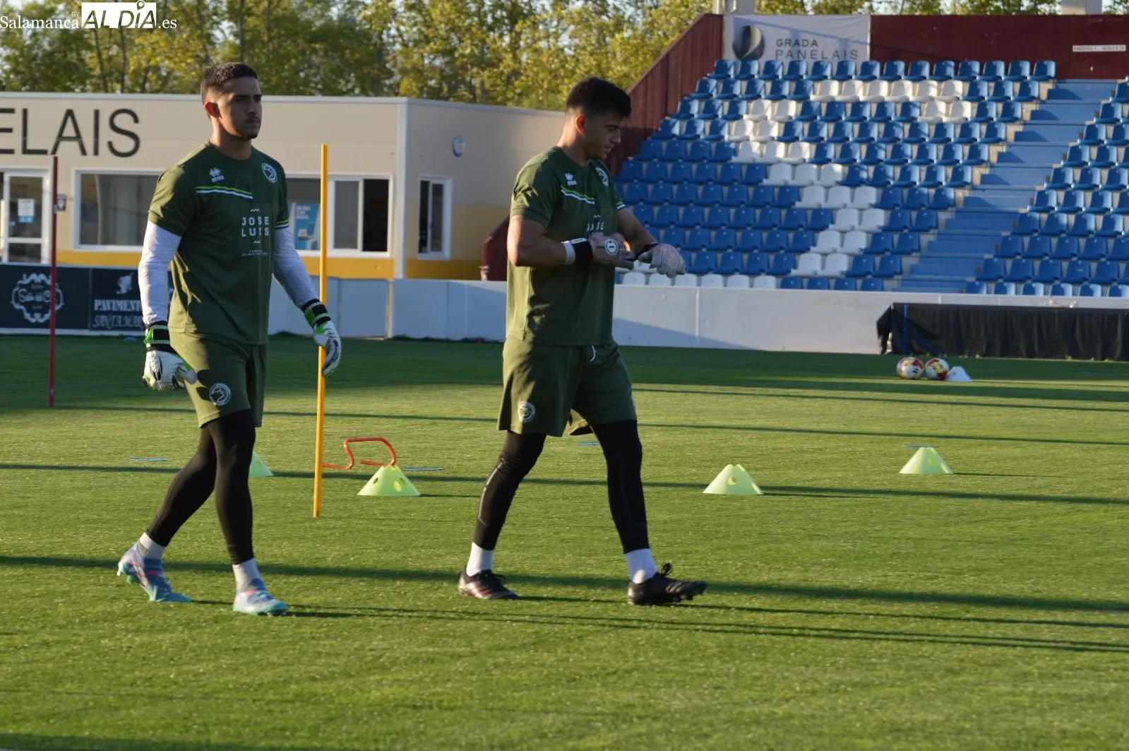 Foto 13 - Ra&uacute;l Fuentes, t&eacute;cnico del Divisi&oacute;n de Honor, y Turi, preparador de porteros, toman el testigo de Oriol Riera en el entrenamiento de Unionistas