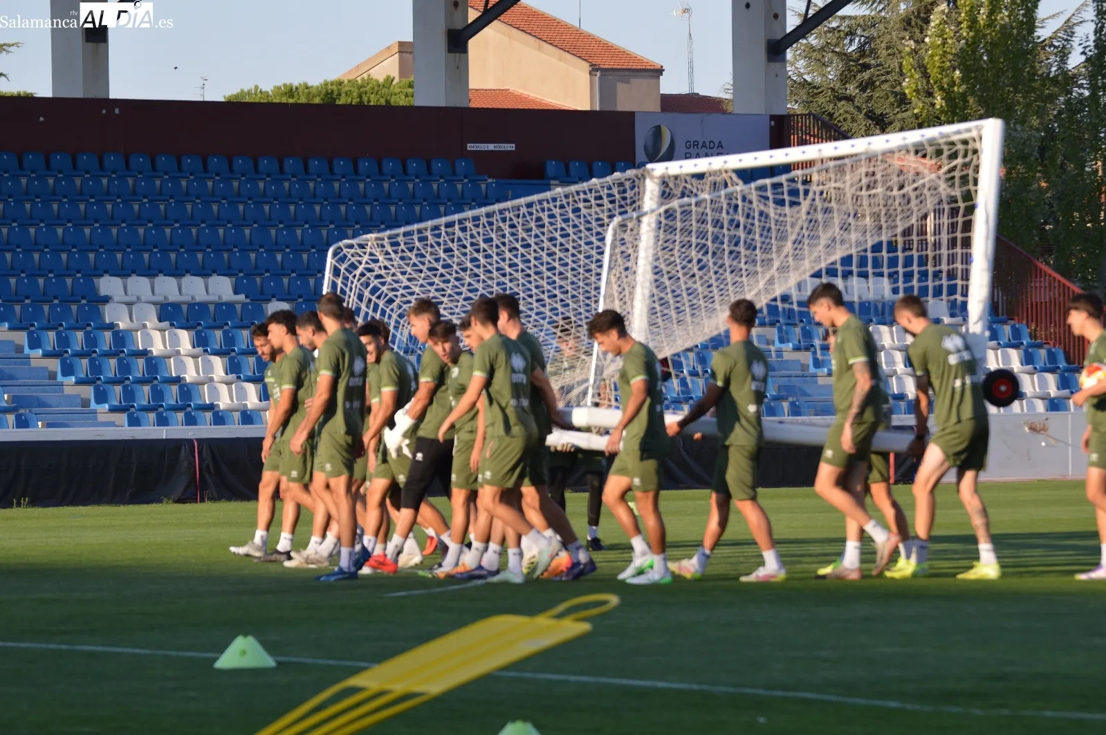 Foto 14 - Ra&uacute;l Fuentes, t&eacute;cnico del Divisi&oacute;n de Honor, y Turi, preparador de porteros, toman el testigo de Oriol Riera en el entrenamiento de Unionistas